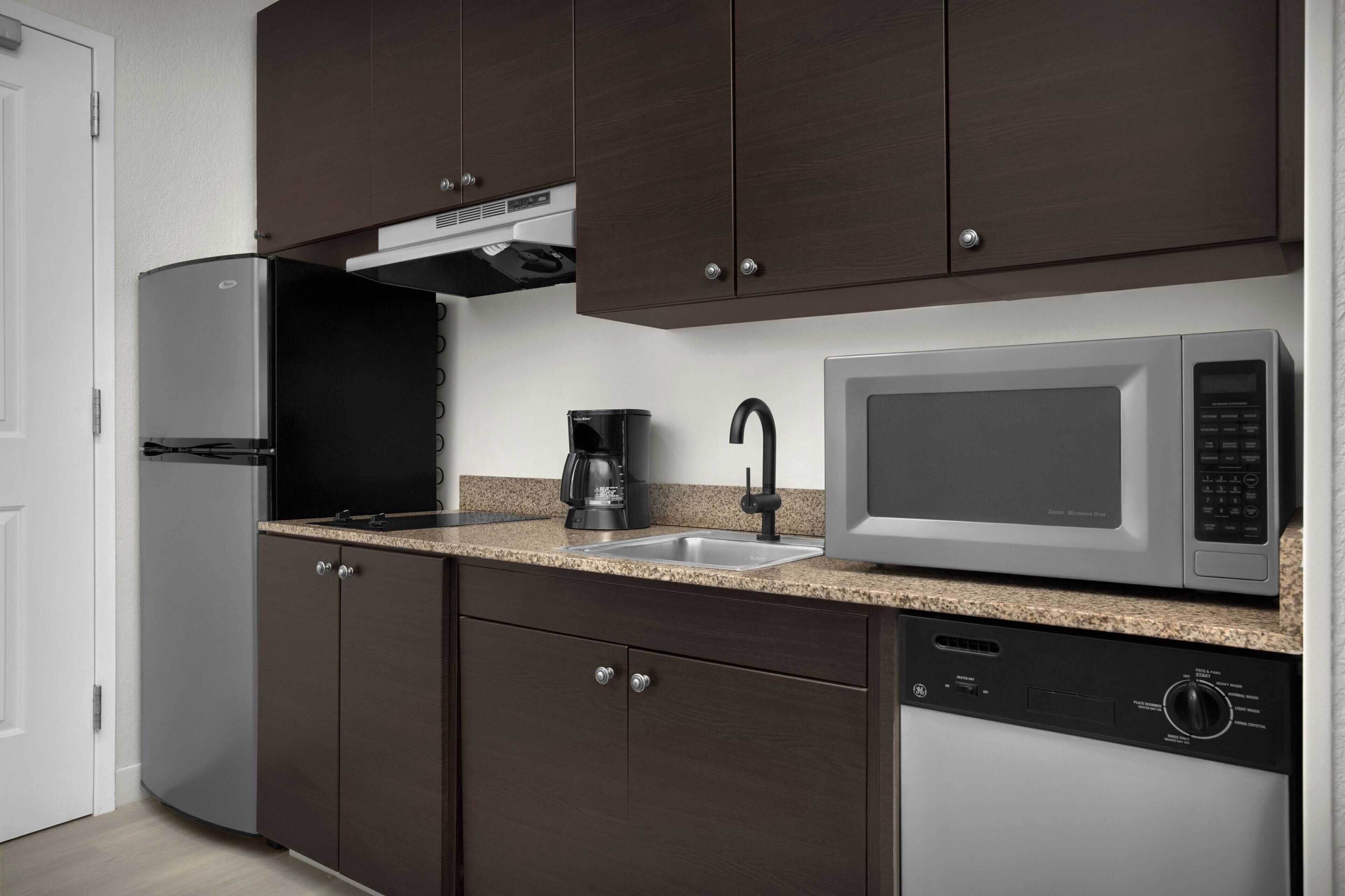 Cafeteira/chaleira, geladeira grande, micro-ondas, cooktop