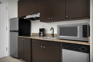 Coffee/tea maker, full-sized fridge, microwave, stovetop