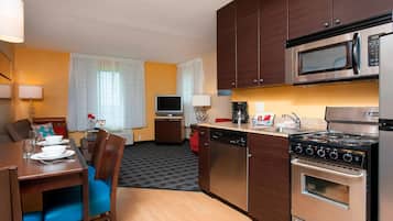 Full-sized fridge, microwave, stovetop, dishwasher