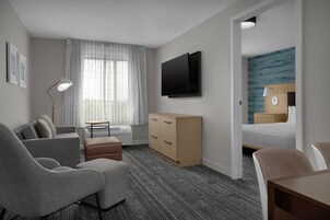 Studio, 1 King Bed with Sofa bed (Mobility/Hearing Accessible, Tub) | Living area