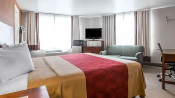 Skrivebord, blendingsgardiner og strykejern/-brett