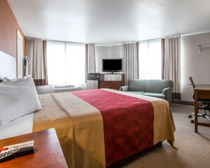 Schreibtisch, Verdunkelungsvorhänge, Bügeleisen/Bügelbrett