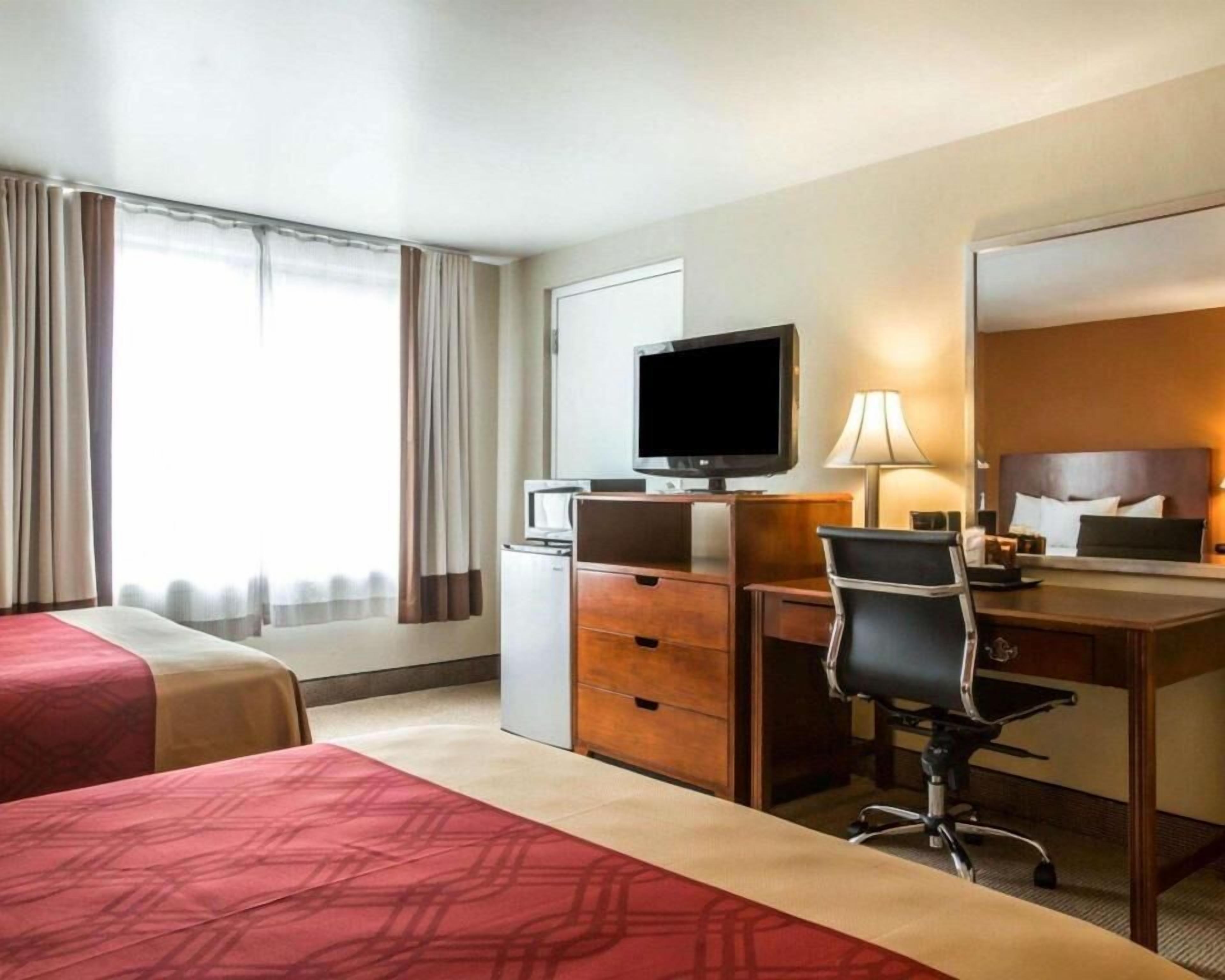 Bureau, rideaux occultants, fer et planche à repasser