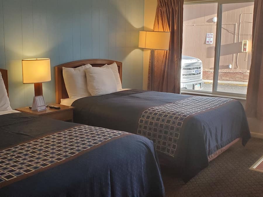 Meja, Wi-fi percuma, cadar katil, jam penggera