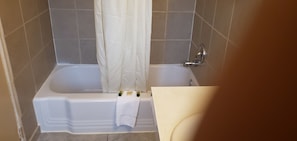 Badewanne, kostenlose Toilettenartikel, Handtücher
