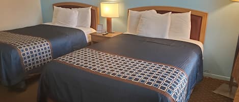 Skrivebord, wi-fi (inkludert), sengetøy og vekkerklokke