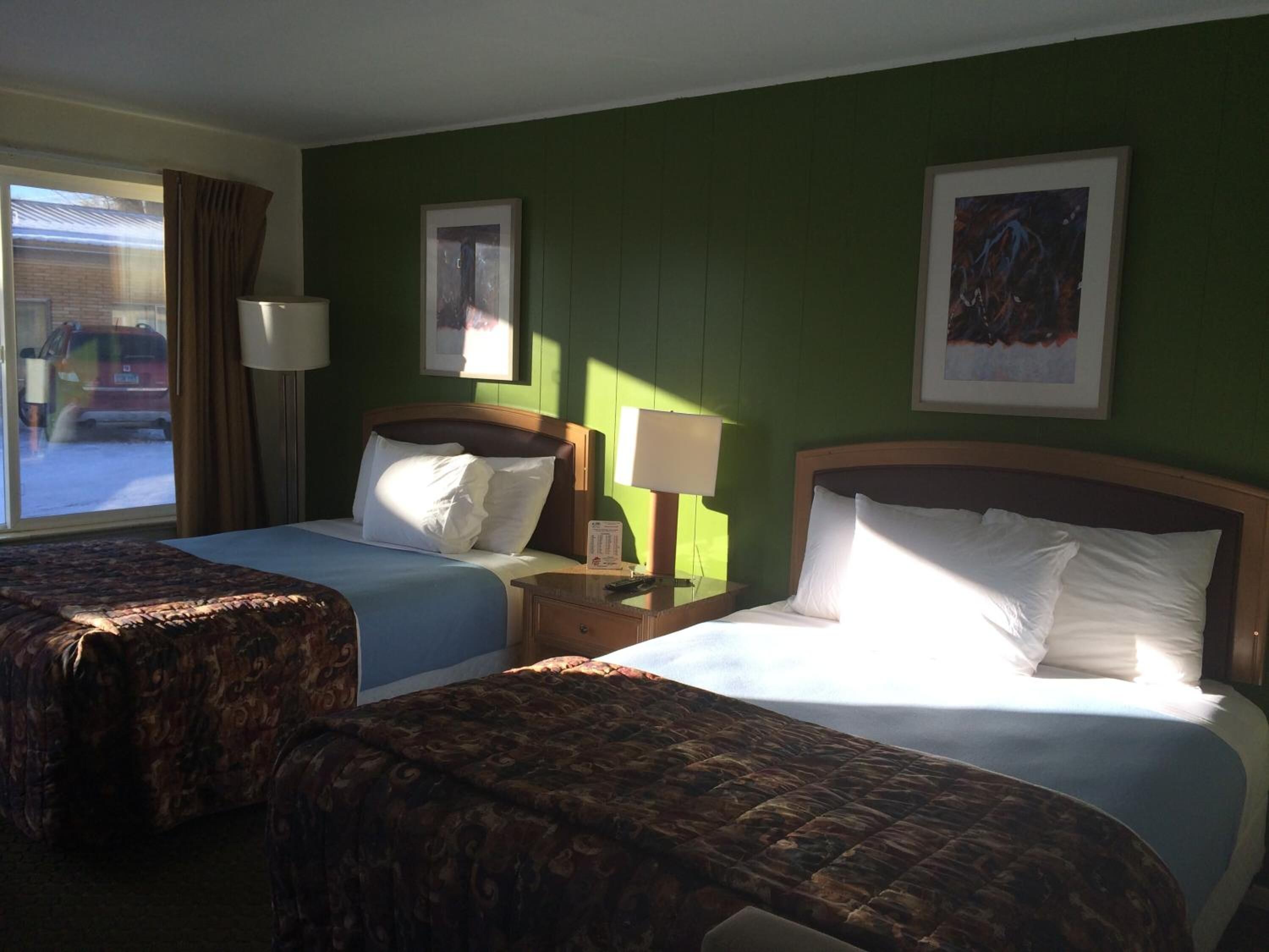 デスク、WiFi (無料)、ベッドシーツ、アラーム付き時計