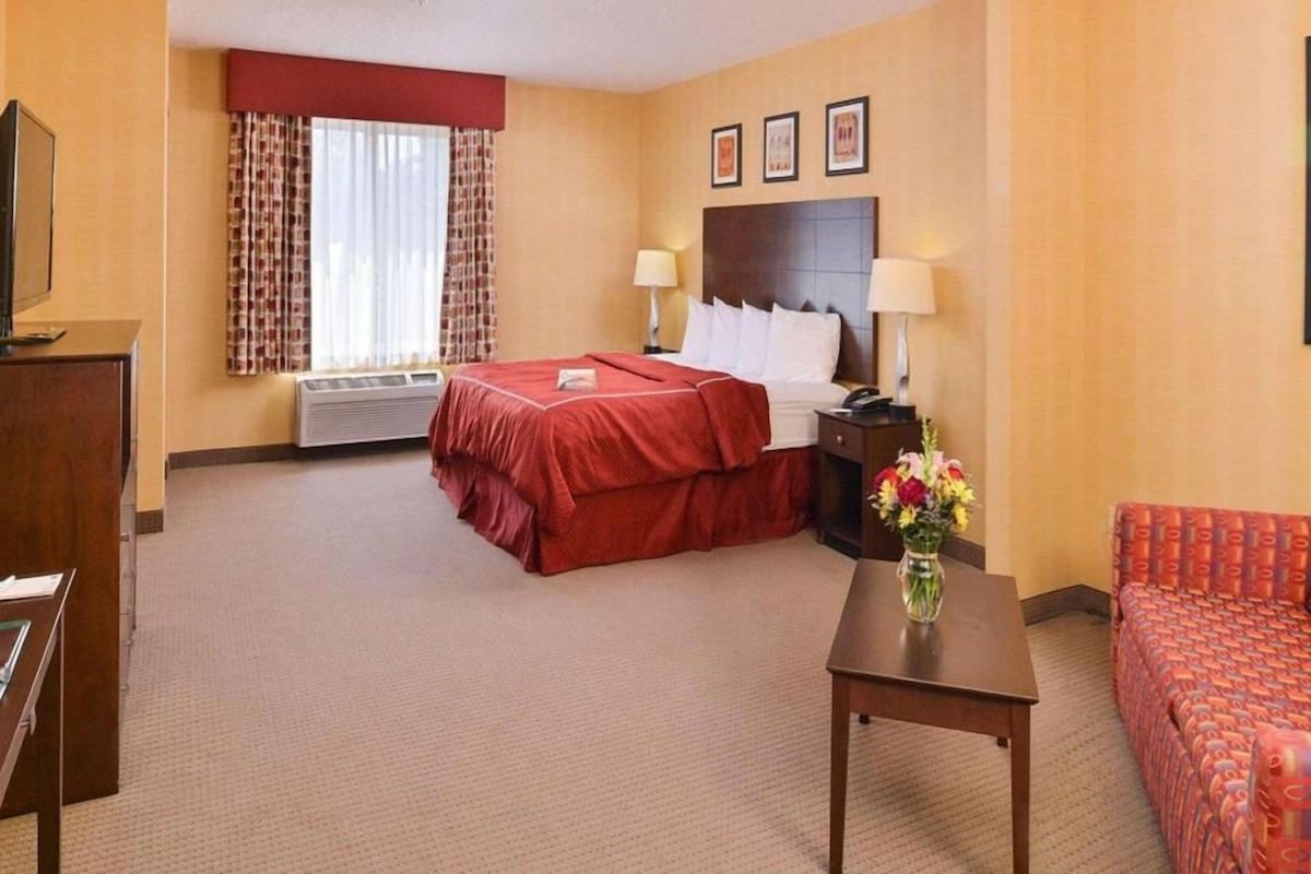 Premium bedding, desk, cribs (free), WiFi (free)