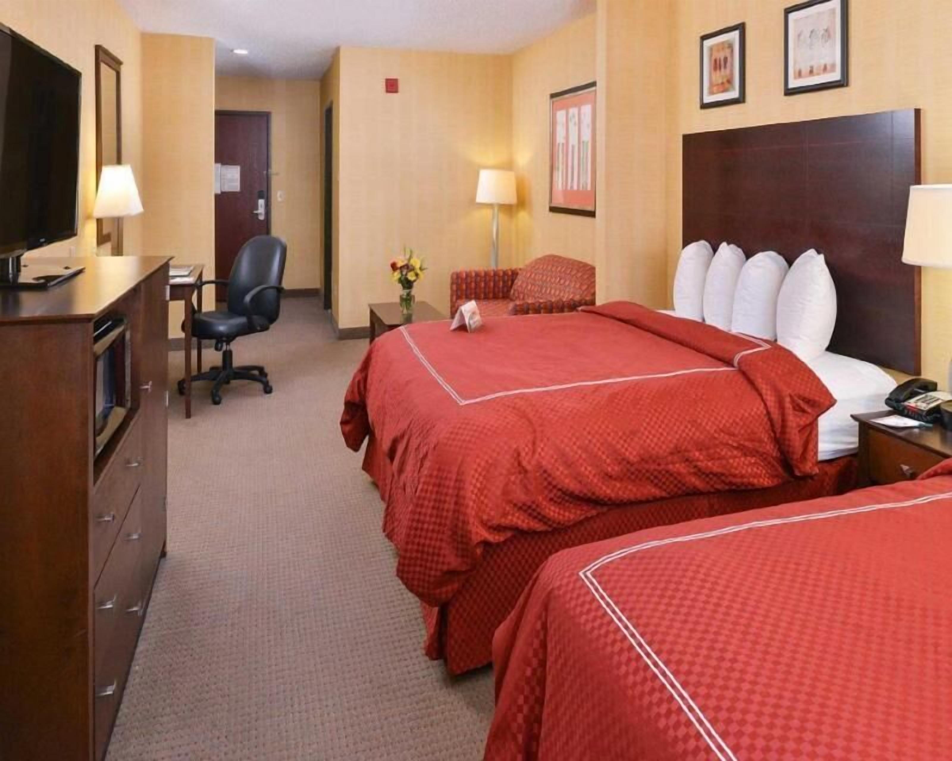 Premium bedding, desk, free cribs/infant beds, free WiFi
