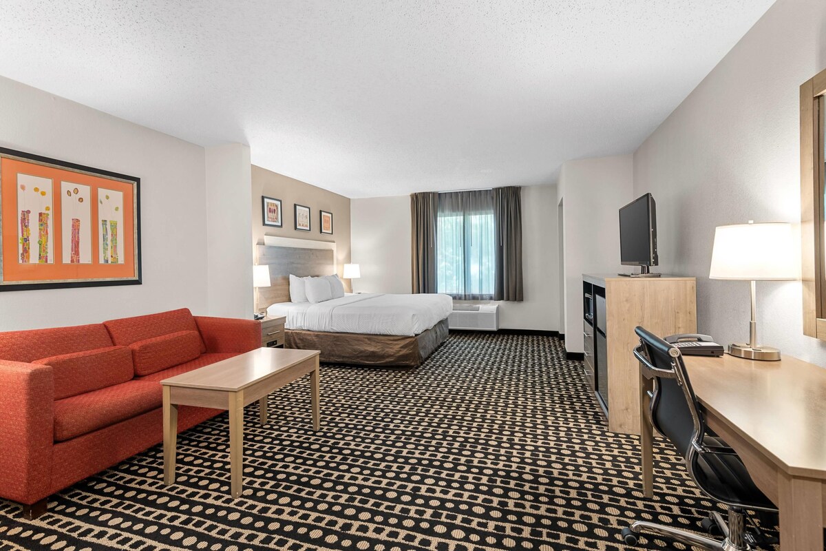 Suite, 1 King Bed with Sofa bed, Non Smoking | Premium bedding, desk, cribs (free), WiFi (free)