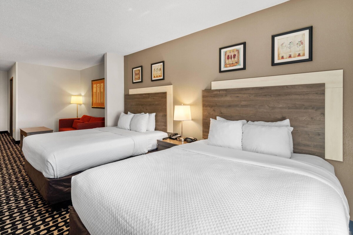 Suite, Multiple Beds, Non Smoking | Premium bedding, desk, cribs (free), WiFi (free)