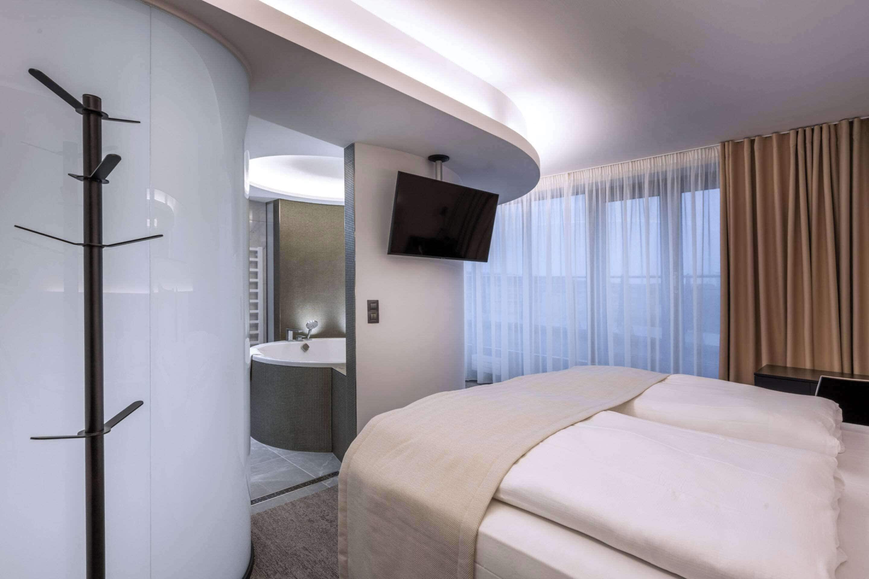 Hypo-allergenic bedding, in-room safe, desk, laptop workspace