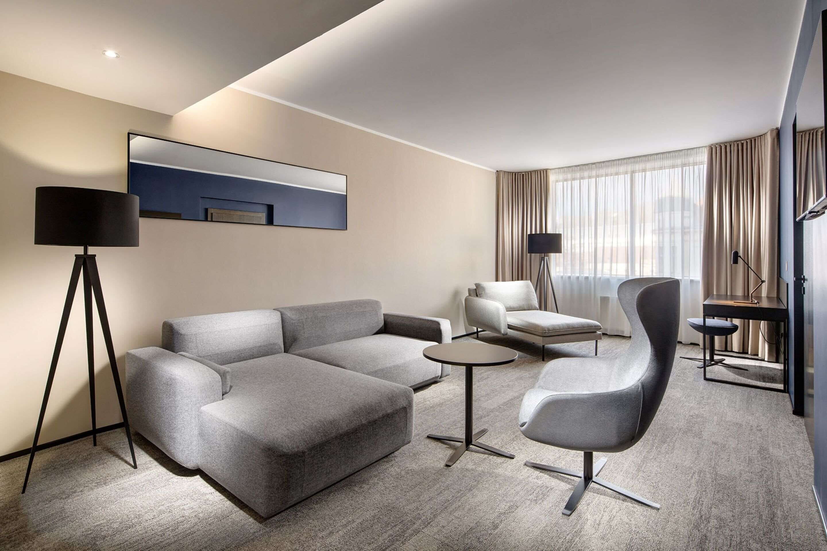 suite, 1 king bed, non smoking | hypo-allergenic bedding, in-room safe, desk, laptop workspace