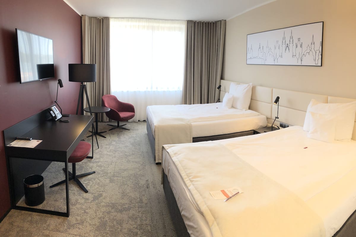 客房, 非吸煙房 (2 Double Beds, Efficiency) | 低過敏寢具、客房內保險箱、書桌、筆電工作空間