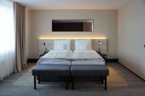 Suite, 1 King Bed, Non Smoking | Hypo-allergenic bedding, in-room safe, desk, laptop workspace