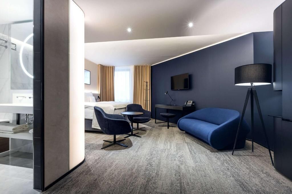 Hypo-allergenic bedding, in-room safe, desk, laptop workspace