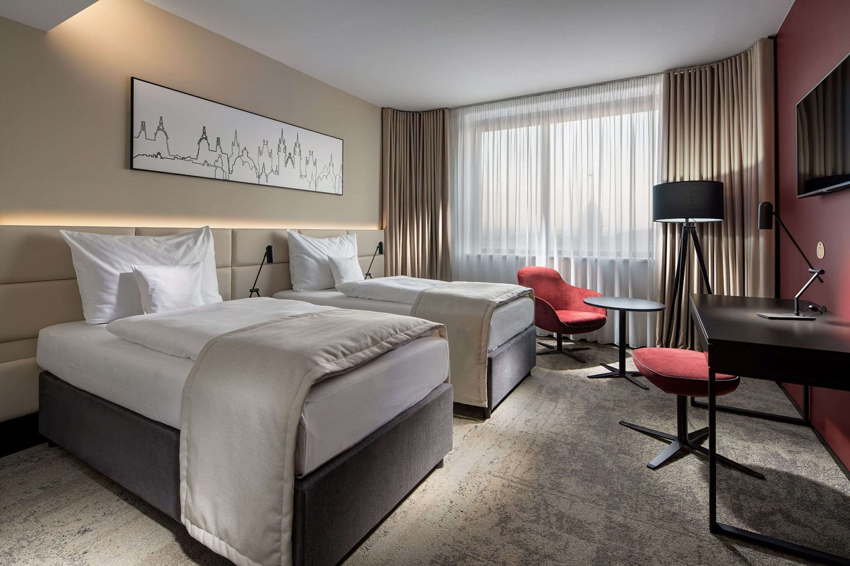 Roupas de cama antialérgicas, cofres nos quartos, escrivaninha