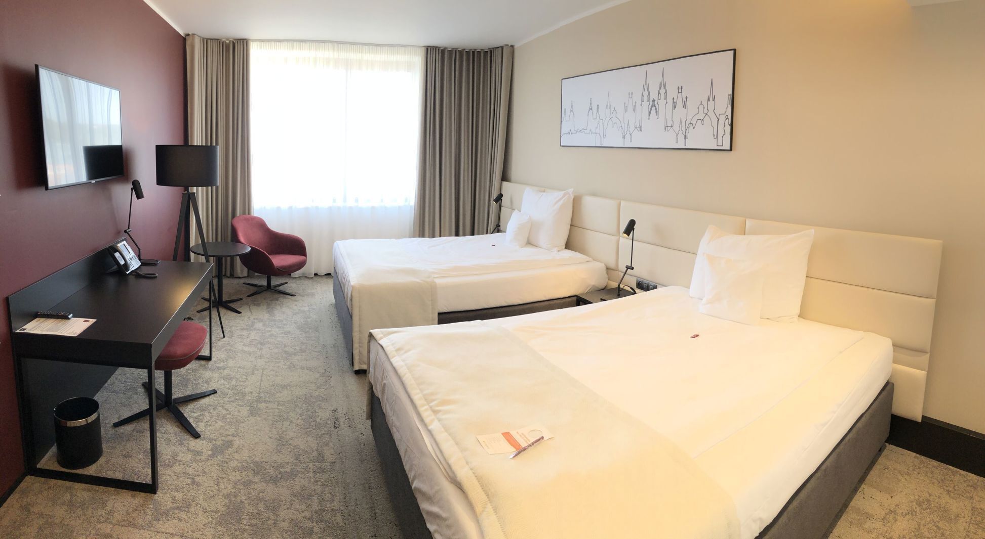 Roupas de cama antialérgicas, cofres nos quartos, escrivaninha