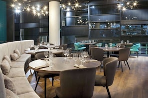 2 restaurantes, café da manhã, culinária internacional