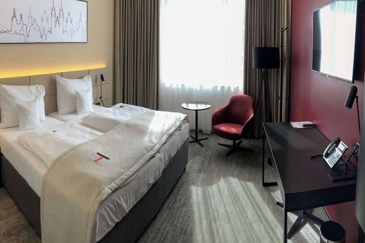 Hypo-allergenic bedding, in-room safe, desk, laptop workspace