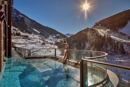 Sauna, hot tub, steam room, Turkish bath, body treatments, hydrotherapy