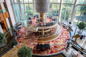 2 restaurantes; se sirve desayuno, almuerzo y cena