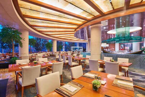 2 restaurants, breakfast served
