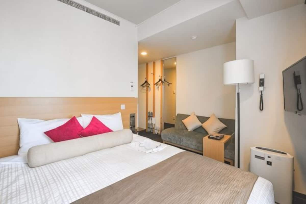 Couette en duvet d'oie, matelas mémoire de forme, rideaux occultants