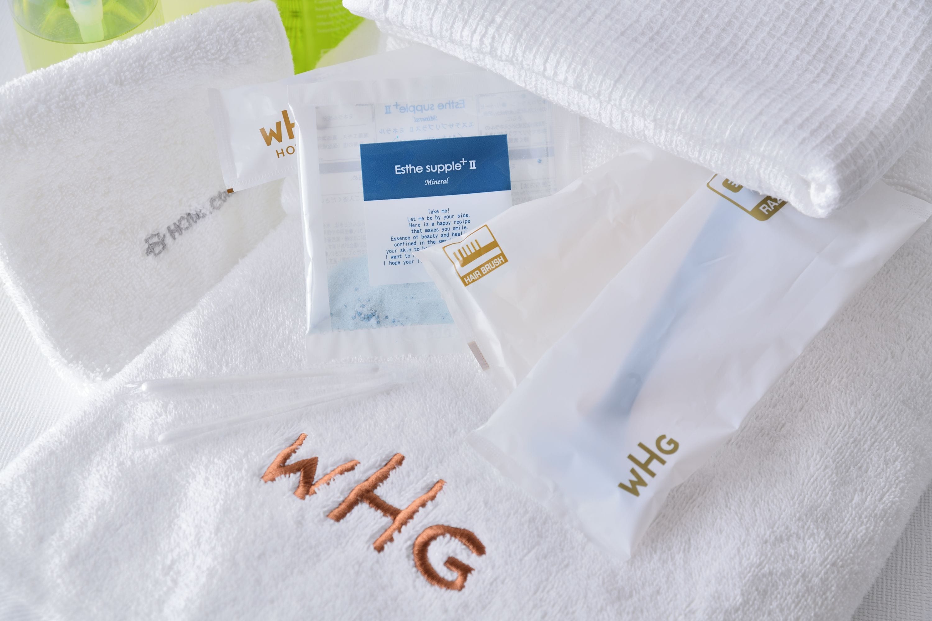 combined shower/bathtub, free toiletries, hair dryer, slippers