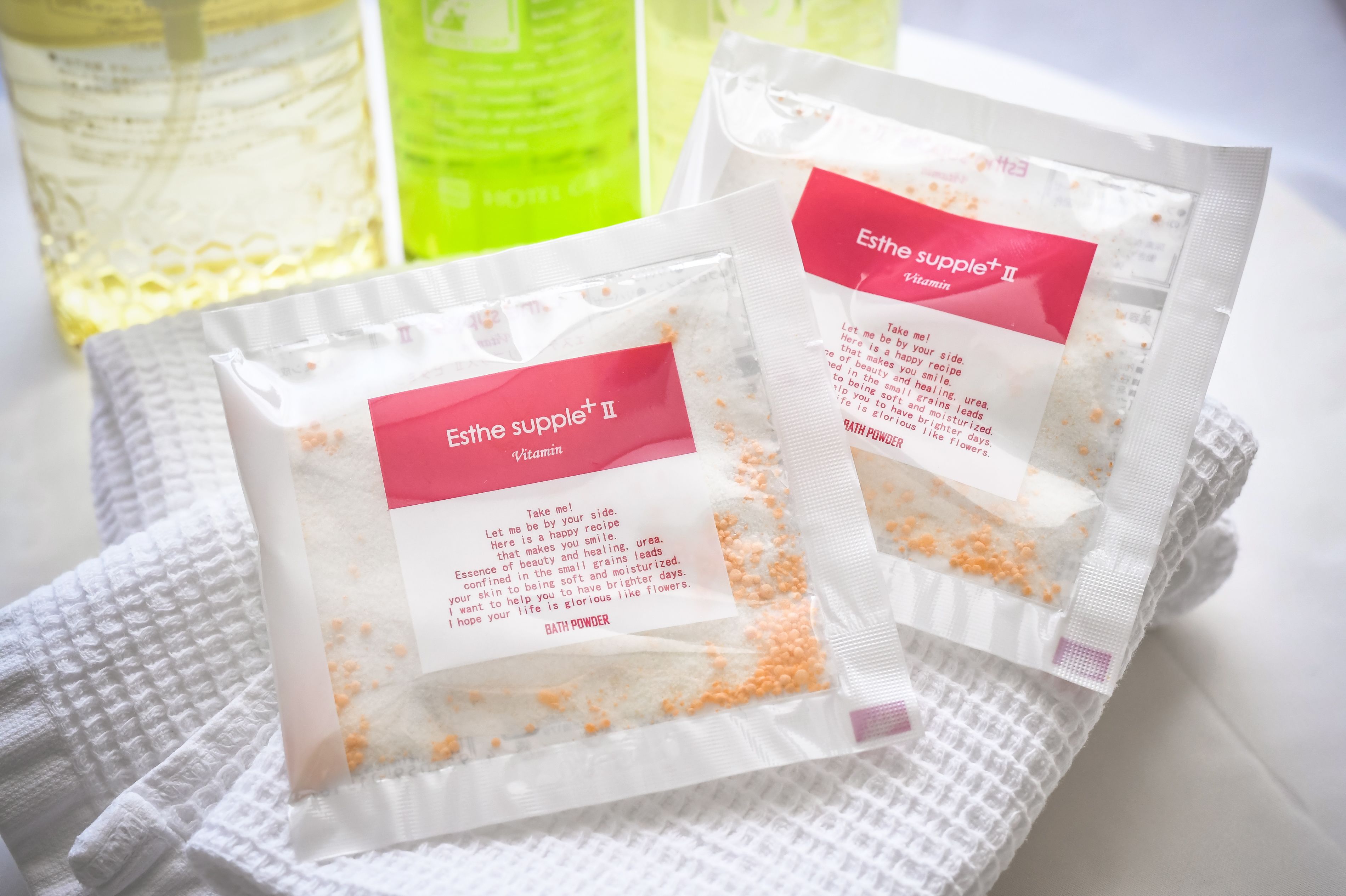 Dos bolsas de sal de baño con la etiqueta 'Esthe supplement II' sobre una toalla blanca.