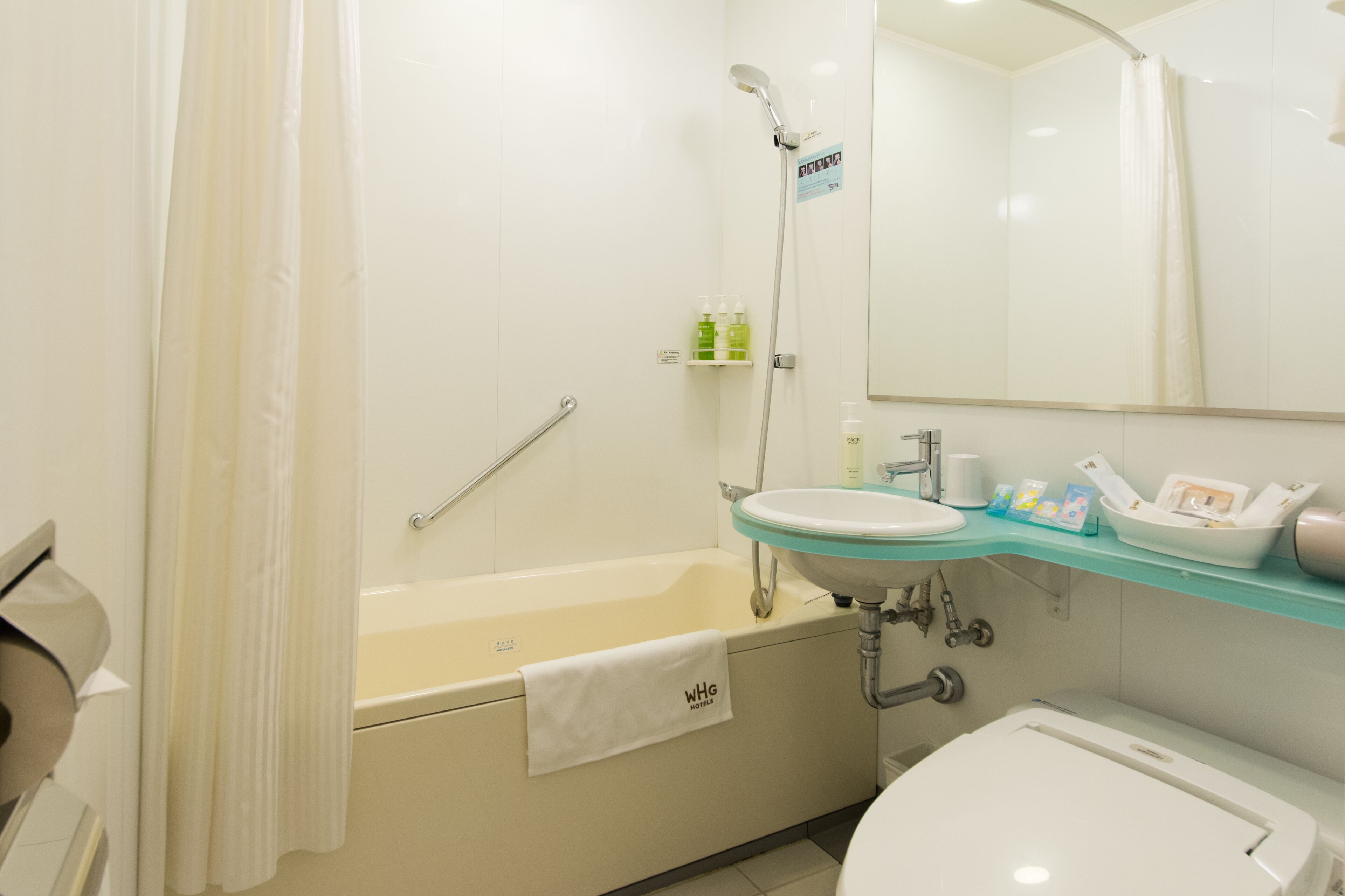 combined shower/bathtub, free toiletries, hair dryer, slippers