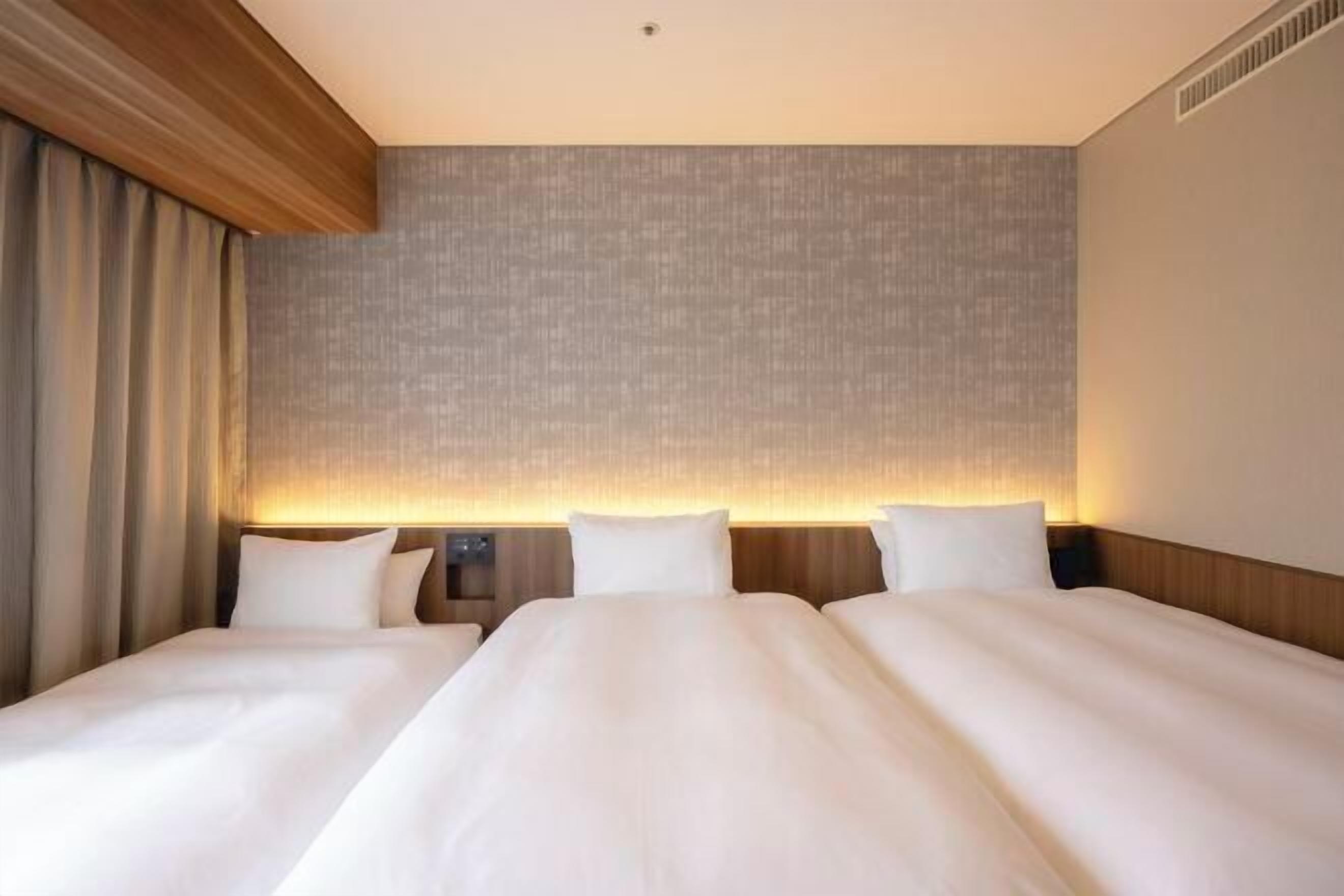 Dundyner, memory foam-senger, blendingsgardiner og wi-fi (inkludert)