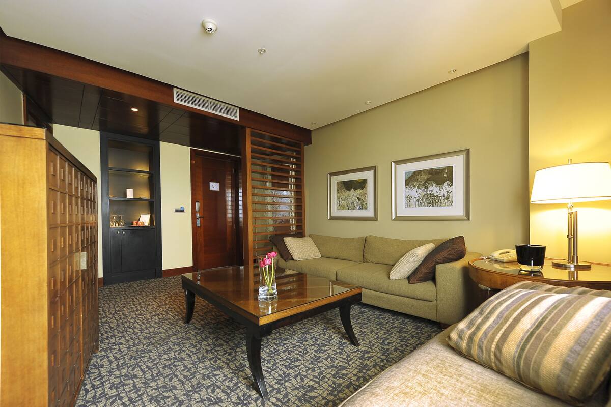 deluxe suite, 1 king bed, non smoking | living area | 32-inch lcd tv with cable channels, tv