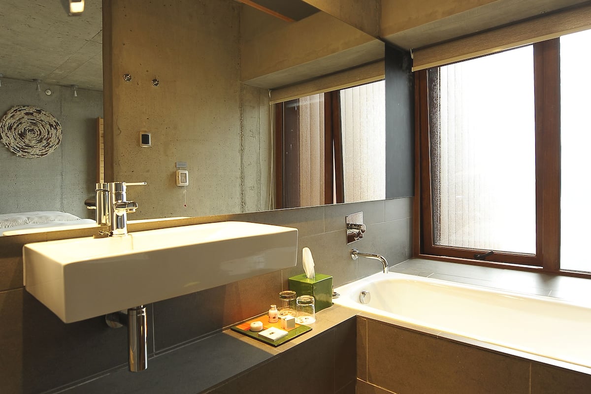 standard room, 1 king bed, non smoking | bathroom | separate bathtub and shower, deep-soaking bathtub