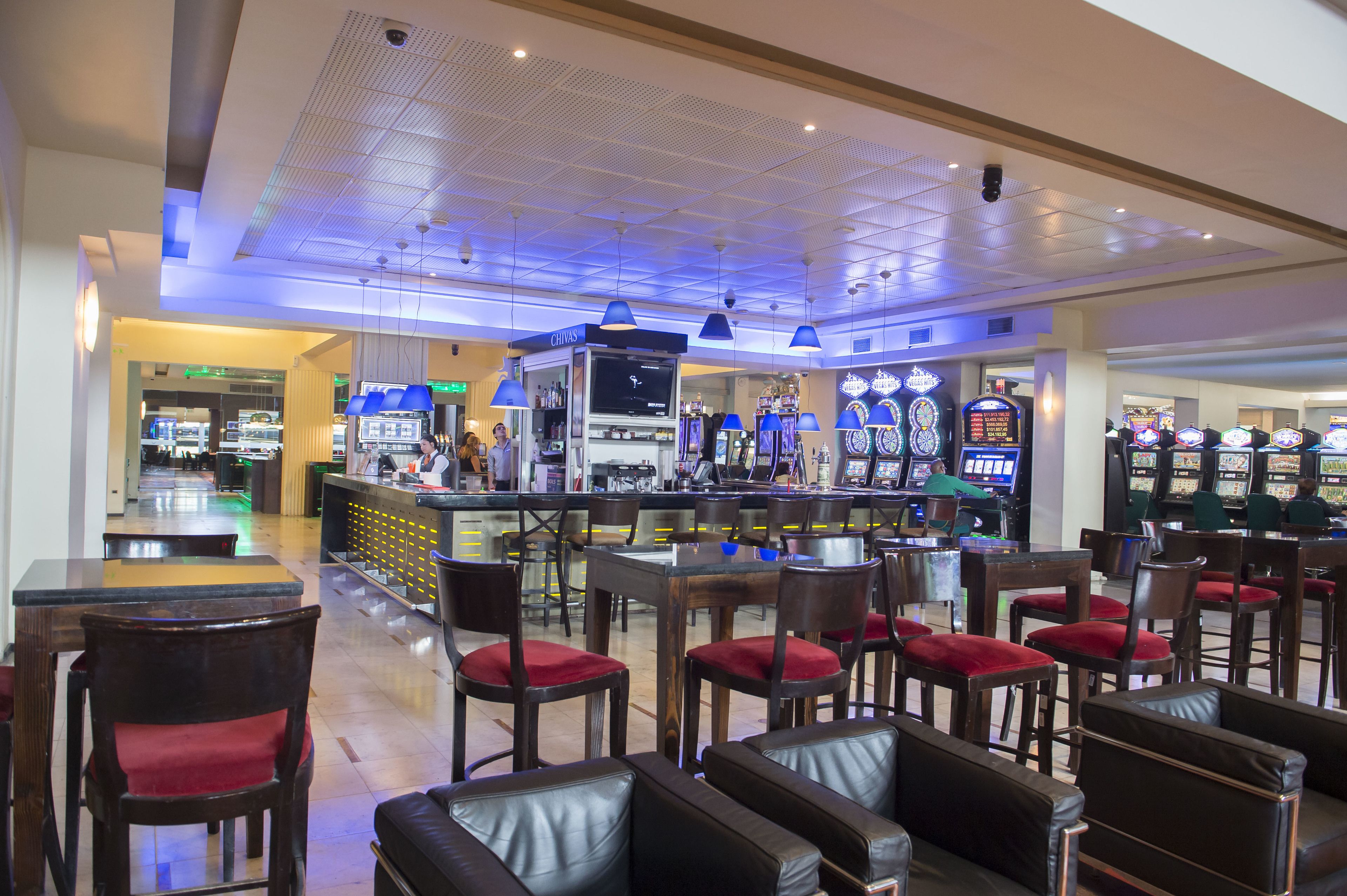 4 bars/lounges, gastropub