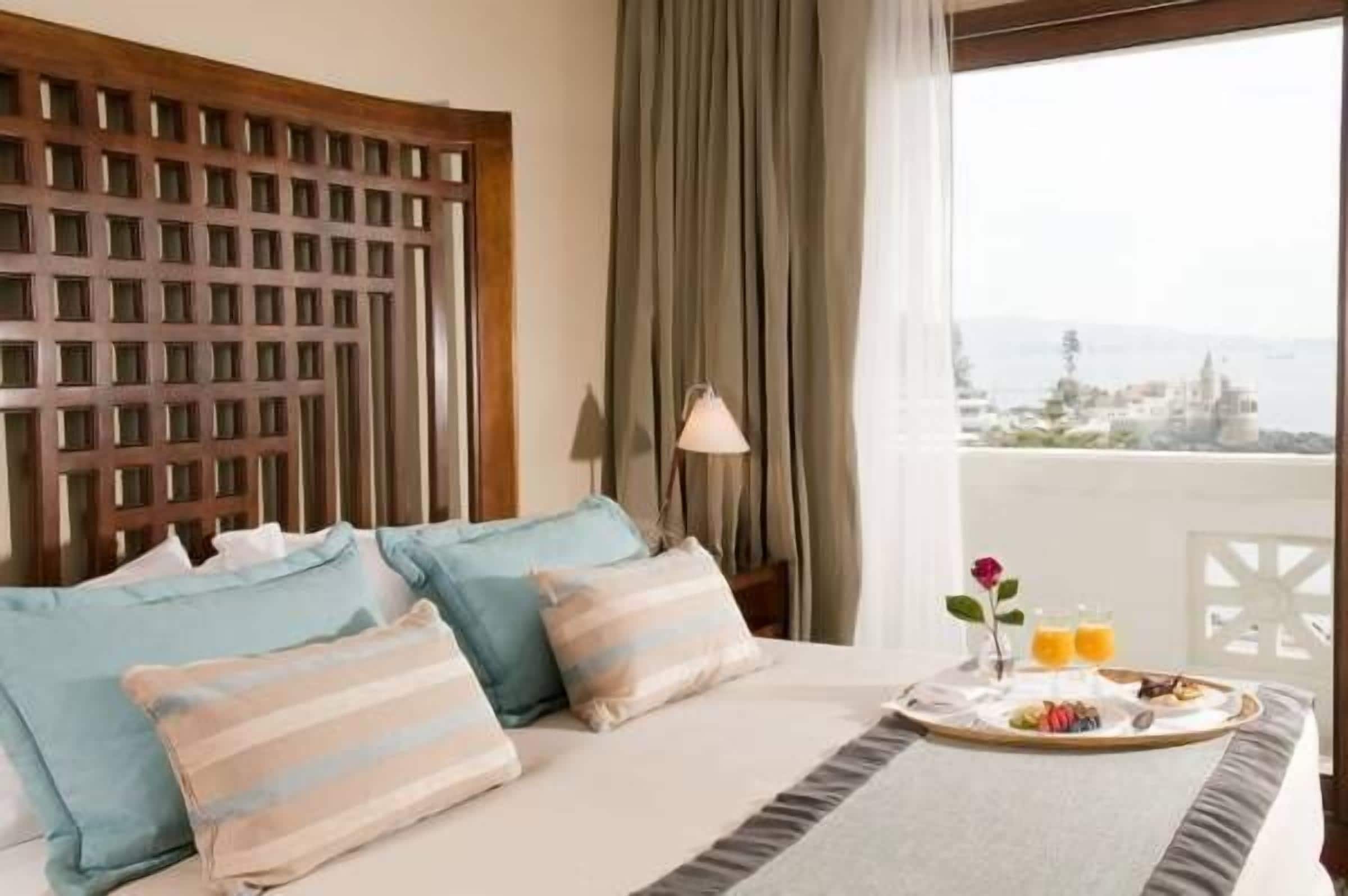 deluxe suite, 1 king bed, non smoking | 1 bedroom, minibar, in-room safe, desk