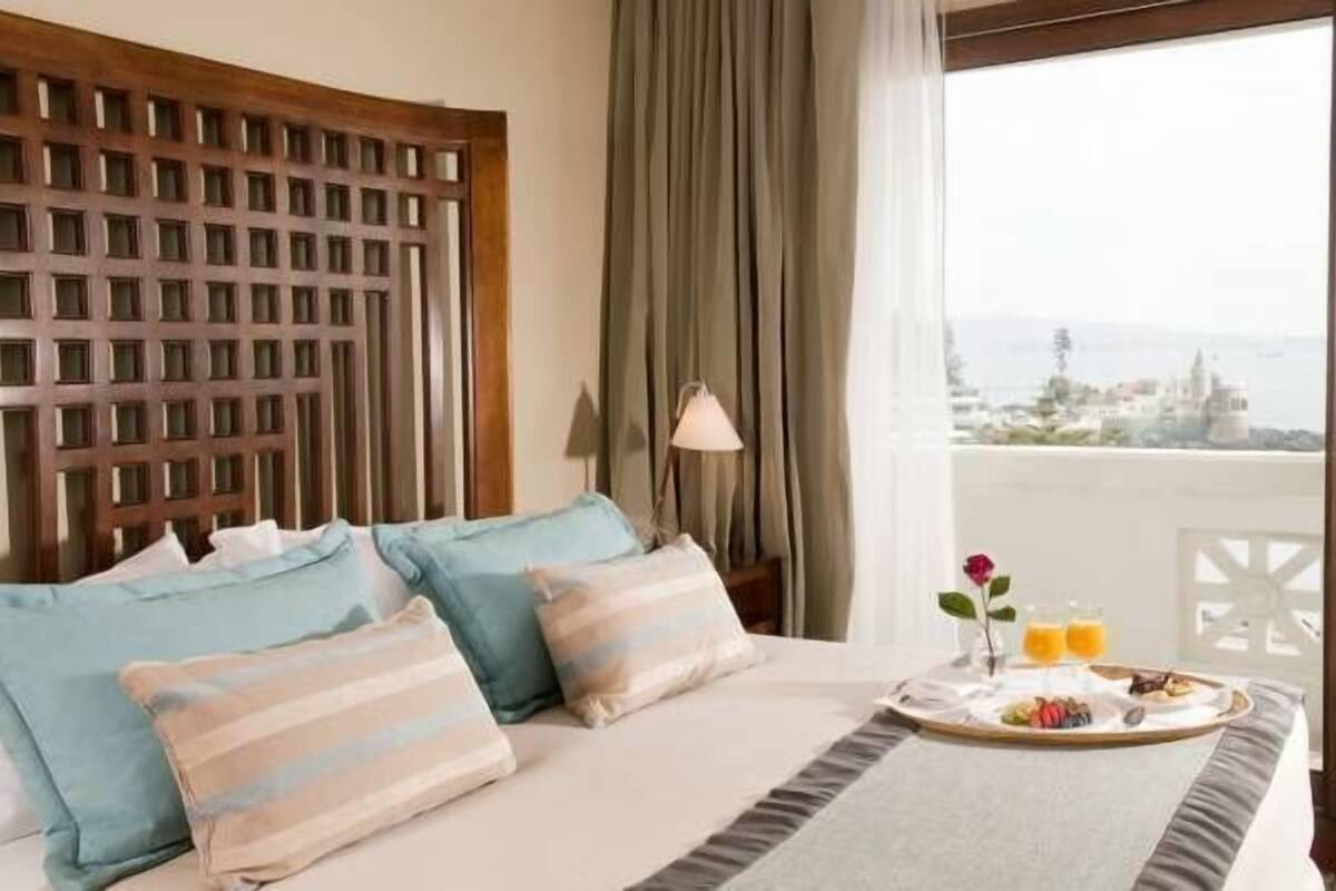 deluxe suite, 1 king bed, non smoking | 1 bedroom, minibar, in-room safe, desk