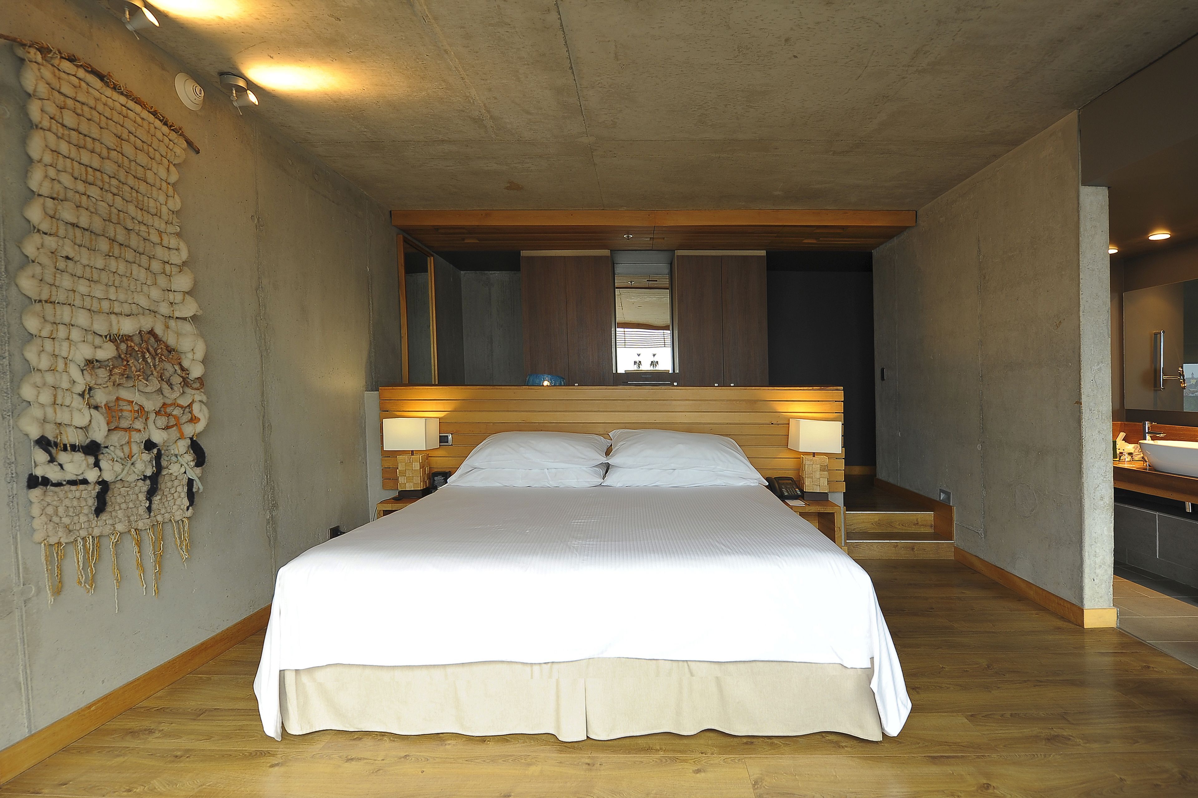 superior room, 1 king bed, non smoking | 1 bedroom, minibar, in-room safe, desk