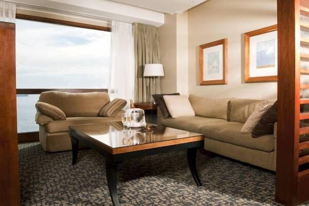 deluxe suite, 1 king bed, non smoking | 1 bedroom, minibar, in-room safe, desk