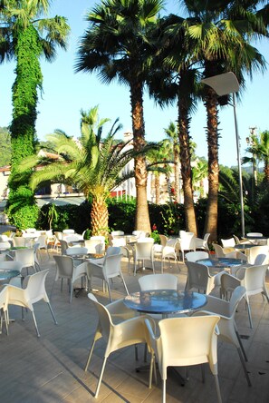 Frokost, lunsj og middag serveres, uteservering