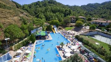 Piscine couverte, piscine extérieure, parasols de plage, chaises longues