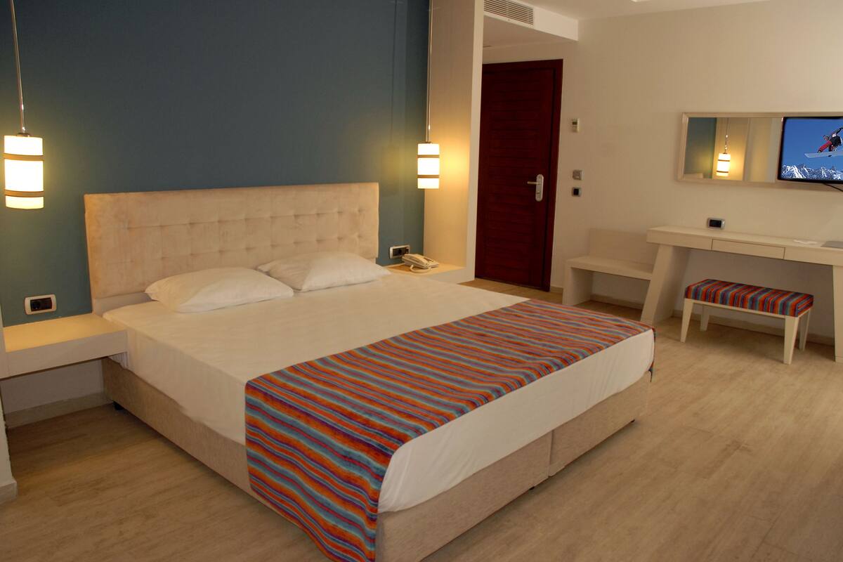 ميني بار وخزنة داخل الغرفة وأسرّة أطفال/رضّع (مجانًا) ومُنبهات