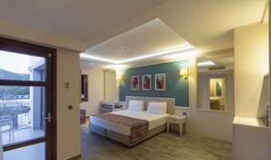 ميني بار وخزنة داخل الغرفة وأسرّة أطفال/رضّع (مجانًا) ومُنبهات