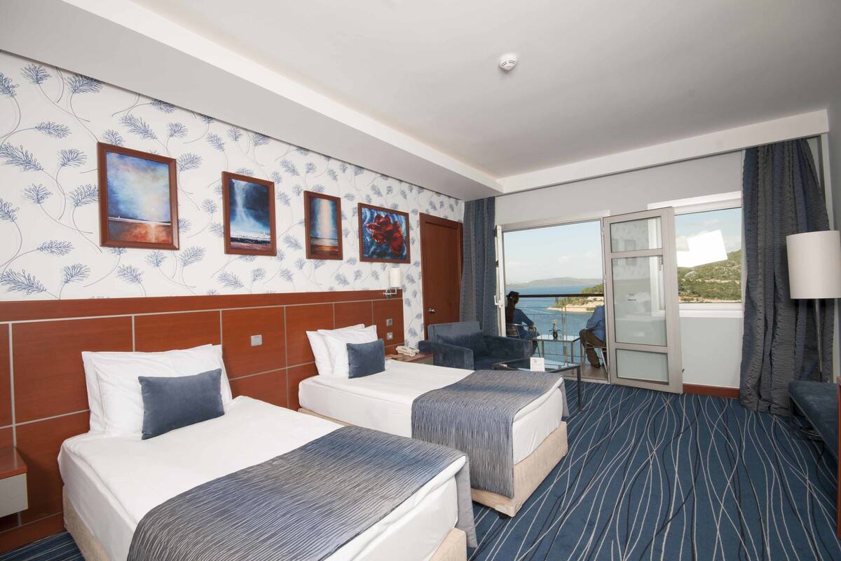 ميني بار وخزنة داخل الغرفة وأسرّة أطفال/رضّع (مجانًا) ومُنبهات