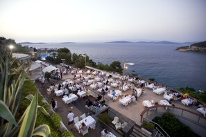 5 من المطاعم، حيث تُقدم وجبات الإفطار، الغداء، العشاء، الأطباق العالمية