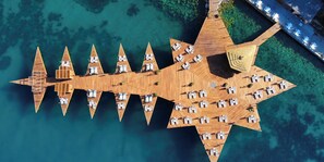 شاطئ خاص، كبائن على الشاطئ مجانًا، كراسي للتشمس، مظلات الشاطئ