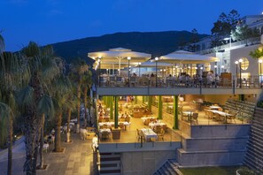 5 restaurants, breakfast, lunch, dinner served; international cuisine