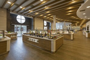 5 restaurants, breakfast, lunch, dinner served; international cuisine