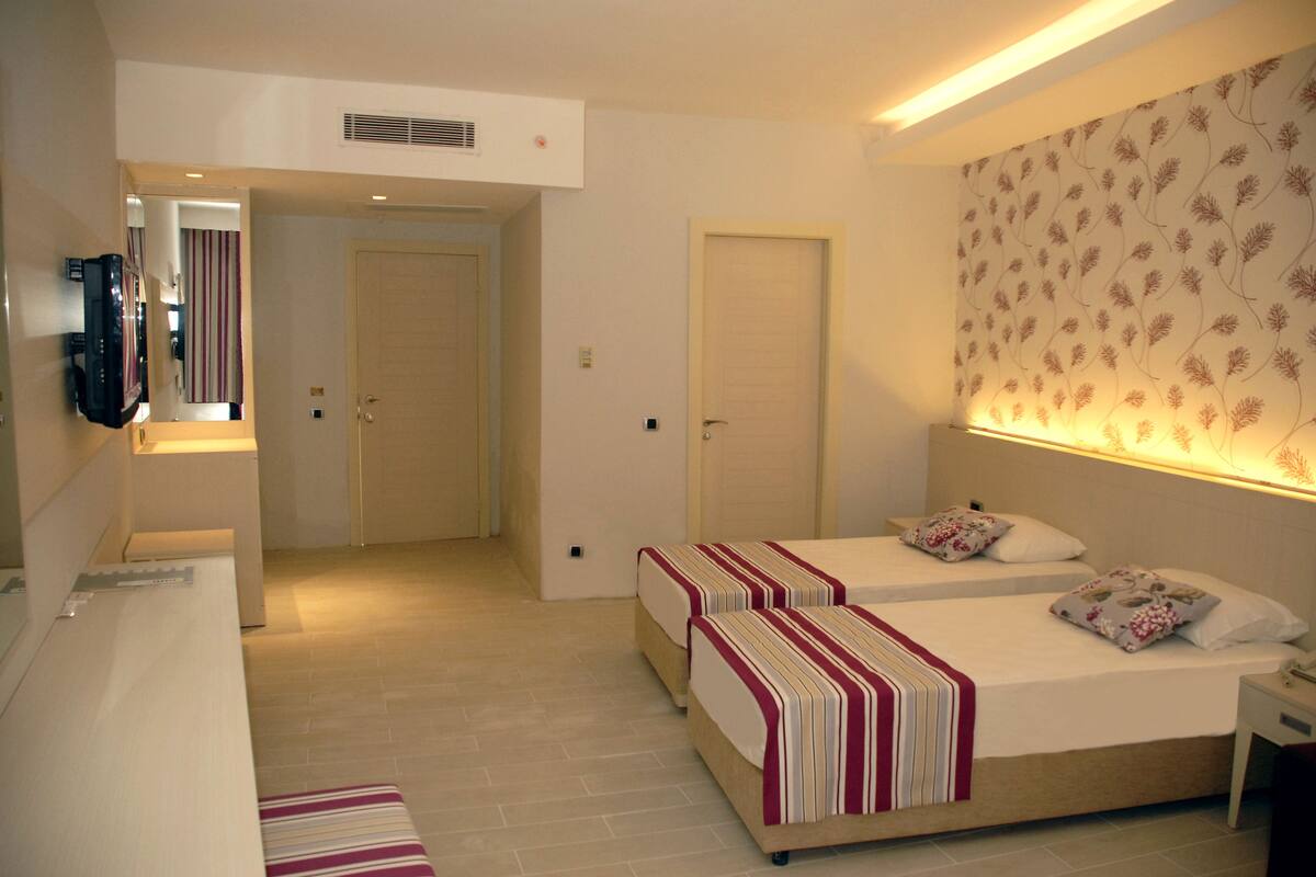 ميني بار وخزنة داخل الغرفة وأسرّة أطفال/رضّع (مجانًا) ومُنبهات