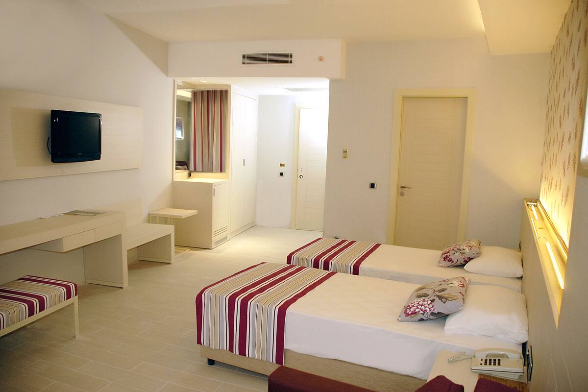 ميني بار وخزنة داخل الغرفة وأسرّة أطفال/رضّع (مجانًا) ومُنبهات